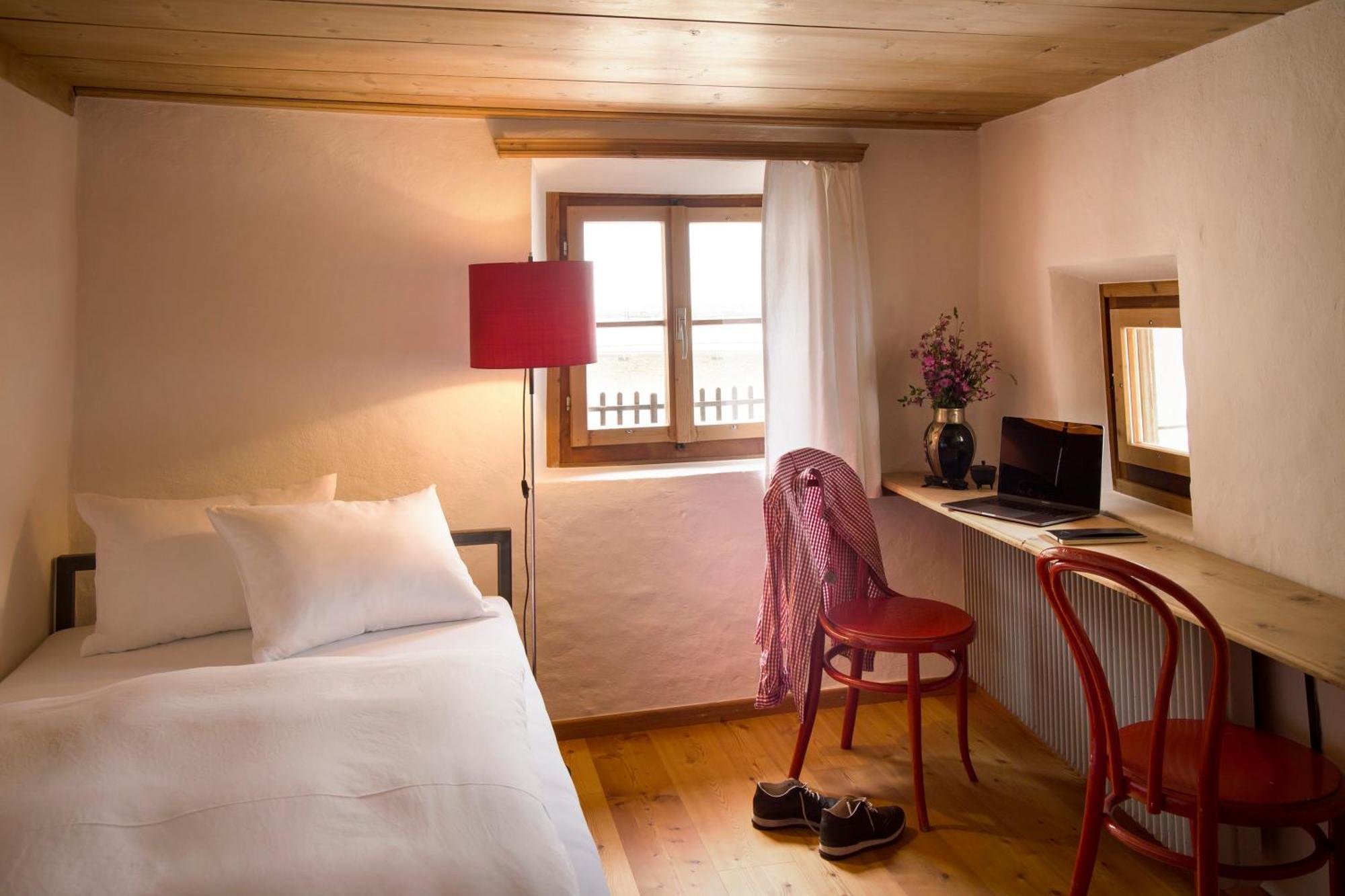 Hotel Chasa Chalavaina Мюстаір Номер фото